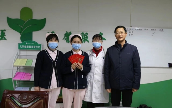 【暖心】院党委书记施翔除夕夜带队走访慰问一线医务人员