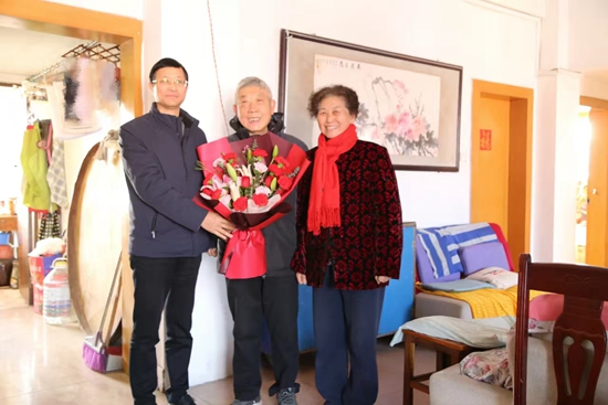 新春送祝福 情系老同志